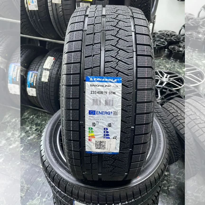 Triangle PL02 235/40 R19 96W